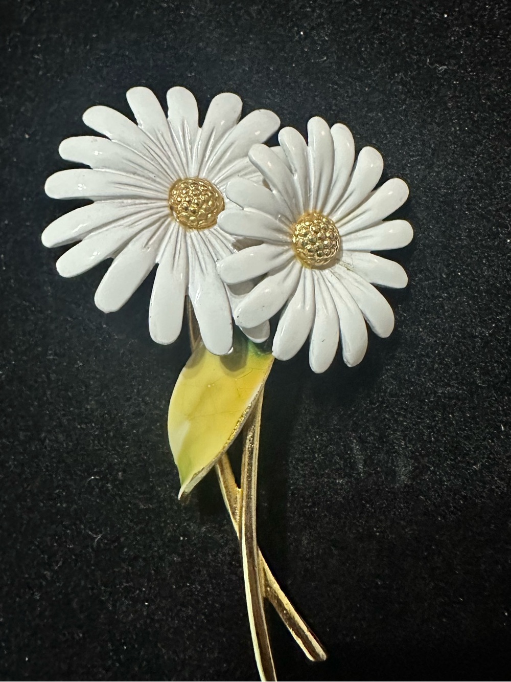 “Pastelli” vintage double daisy goldtone and enamel brooch.